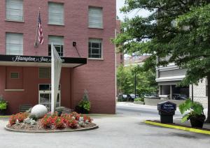 un bâtiment avec drapeau et fleurs devant lui dans l'établissement Hampton Inn & Suites Atlanta-Downtown, à Atlanta