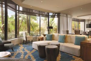 Гостиная зона в Hilton Miami Airport Blue Lagoon