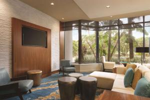 Гостиная зона в Hilton Miami Airport Blue Lagoon