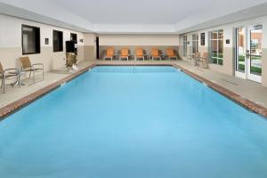 una gran piscina en una habitación de hotel en Homewood Suites By Hilton Kansas City Speedway, en Kansas City