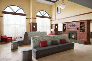 Hampton Inn Indianapolis Northwest - Park 100 في انديانابوليس: لوبى به أريكة ومدفأة