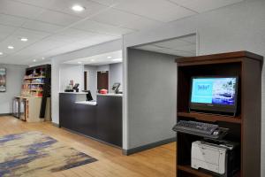 Cette chambre dispose d'un ordinateur et d'un bureau avec un clavier. dans l'établissement Hampton Inn Philadelphia/King of Prussia - Valley Forge, à King of Prussia