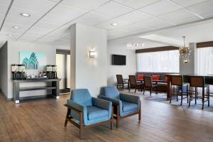 - une salle d'attente avec des chaises bleues et une table dans l'établissement Hampton Inn Philadelphia/King of Prussia - Valley Forge, à King of Prussia