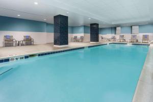 una grande piscina in una camera d'albergo di Hampton Inn & Suites Baltimore Inner Harbor a Baltimora