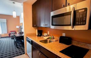 una cucina con lavandino e forno a microonde di TownePlace Suites by Marriott Baton Rouge Gonzales a Gonzales