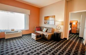 un soggiorno con divano e finestra di TownePlace Suites by Marriott Baton Rouge Gonzales a Gonzales