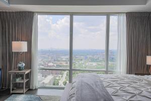 Krevet ili kreveti u jedinici u objektu Luxury view in Toronto Downtown 3 Bedroom 2.5 Bathroom 1 Parking