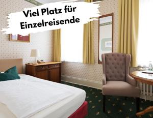 Cette chambre comprend un lit, un bureau et une chaise. dans l'établissement Boutique-Hotel Amalienhof, à Weimar