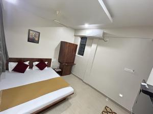 małą sypialnię z łóżkiem w obiekcie Hotel Darshan Grand w mieście Kolhapur