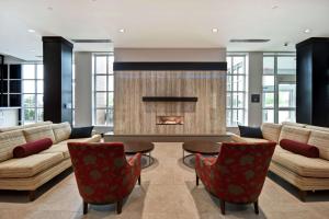 A seating area at Hilton Garden Inn Lansing West