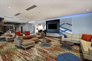 A seating area at Hilton Garden Inn Lansing West