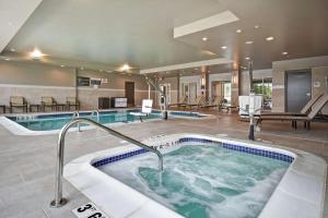 The swimming pool at or close to Hilton Garden Inn Lansing West