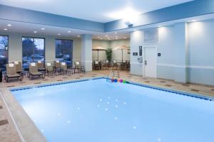 Басейн в Hampton Inn & Suites Chicago North Shore або поблизу