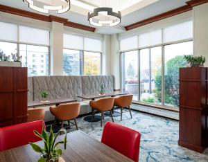 Χώρος καθιστικού στο Hilton Garden Inn Chicago O'Hare Airport