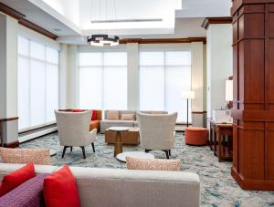 Χώρος καθιστικού στο Hilton Garden Inn Chicago O'Hare Airport