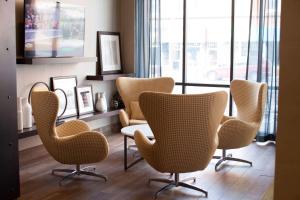 een groep stoelen en een tafel in een kamer bij Hampton Inn & Suites St. Paul Downtown in Saint Paul