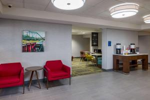 Khu vực ghế ngồi tại Hampton Inn Bentonville-Rogers