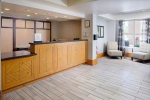 Svetainės erdvė apgyvendinimo įstaigoje Homewood Suites by Hilton Albuquerque Uptown