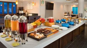 - un petit-déjeuner buffet dans un hôtel avec de la nourriture sur un comptoir dans l'établissement DoubleTree by Hilton Chicago Schaumburg, à Schaumburg