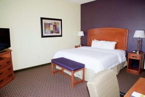 Rúm í herbergi á Hampton Inn & Suites Moline-Quad City Int'l Aprt