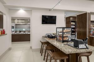 una cucina con bancone e cibo sopra di Hilton Garden Inn Raleigh Durham Airport a Morrisville