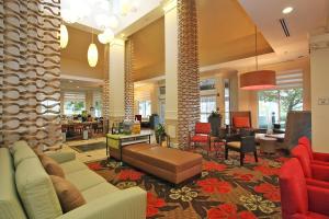 een lobby met banken en stoelen en een lobby met een lobby bij Hilton Garden Inn Chesterton in Chesterton