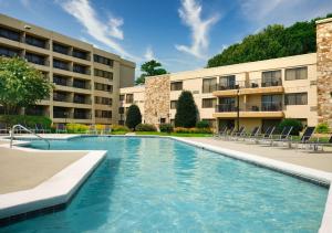 einem Pool vor einem Gebäude in der Unterkunft Doubletree by Hilton Hotel Williamsburg in Williamsburg