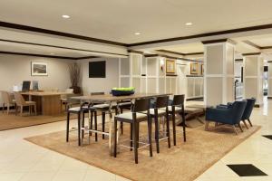 Televisyen dan/atau pusat hiburan di DoubleTree by Hilton Hotel Annapolis