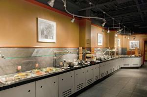 uma grande cozinha com uma linha de comida buffet em Hilton Providence em Providence