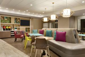 Uma área de estar em Home2 Suites By Hilton Florence Cincinnati Airport South