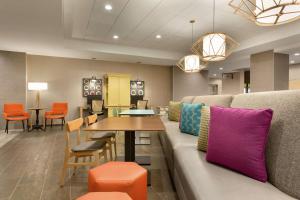 Uma área de estar em Home2 Suites By Hilton Florence Cincinnati Airport South