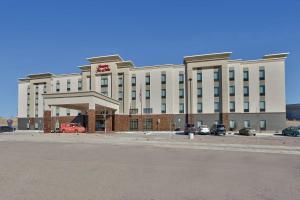 アルバカーキにあるHampton Inn & Suites Albuquerque Airportの白い大きな建物