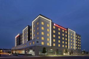 オースティンにあるHilton Garden Inn Austin North-Near the Domain, TXの大きなホテルの建物