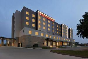 オースティンにあるHilton Garden Inn Austin North-Near the Domain, TXの看板が上のホテルの建物