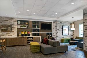 TV i/ili zabavni centar u objektu Home2 Suites By Hilton Asheville Airport