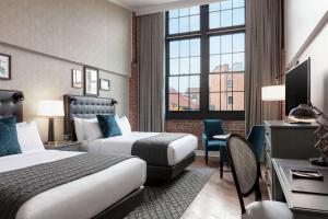 Foundry Hotel Asheville, Curio Collection By Hilton में एक कमरे में एक या कई बेड