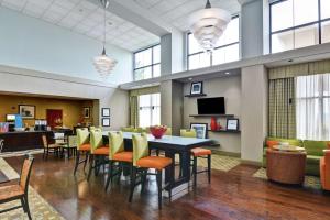 Uma TV ou centro de entretenimento em Hampton Inn & Suites Wilkes-Barre