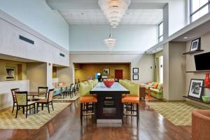 Uma TV ou centro de entretenimento em Hampton Inn & Suites Wilkes-Barre