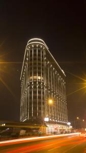 een groot gebouw met 's nachts verlichting bij Luka Apartments Flatiron in Skopje