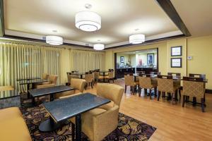 un ristorante con tavoli e sedie in una stanza di Hampton Inn I-10 & College Drive a Baton Rouge