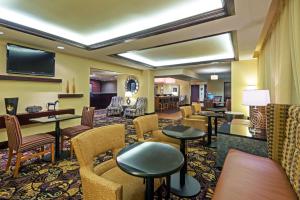 una hall di un hotel con tavoli e sedie di Hampton Inn I-10 & College Drive a Baton Rouge