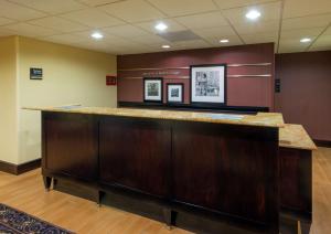 un bar in una stanza d'ospedale con di Hampton Inn I-10 & College Drive a Baton Rouge