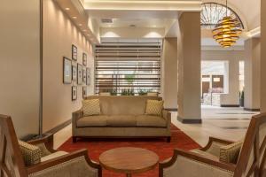 O zonă de relaxare la Embassy Suites Baton Rouge