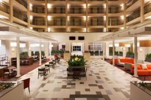 O zonă de relaxare la Embassy Suites Baton Rouge