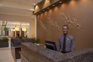 Personalul de la Embassy Suites Baton Rouge