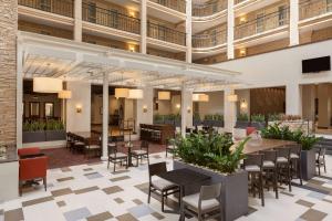 O zonă de relaxare la Embassy Suites Baton Rouge