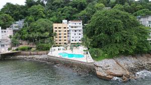 einen Luftblick auf einen Pool im Wasser in der Unterkunft Ilha Porchat Hotel in São Vicente