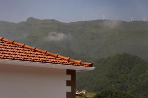 une vue sur une montagne avec des éoliennes en arrière-plan dans l'établissement Casa Avô da Pedra, By OP, à São Vicente