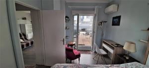 una camera con letto, scrivania e di Appartement avec Terrasse à Puteaux 92 a Puteaux