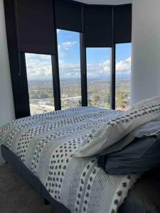 Rúm í herbergi á Top Floor Mountain View Luxury Rental Unit in SkyGarden Glen